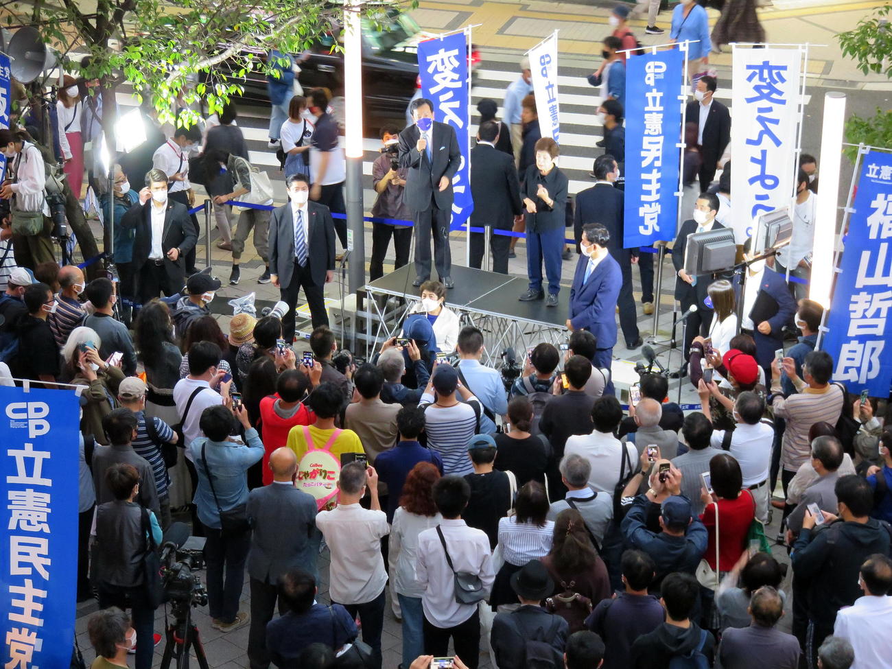 JR新宿駅東南口で数多くの有権者を前に街頭演説を行う立憲民主党の枝野幸男代表（中央上）（撮影・鎌田直秀）