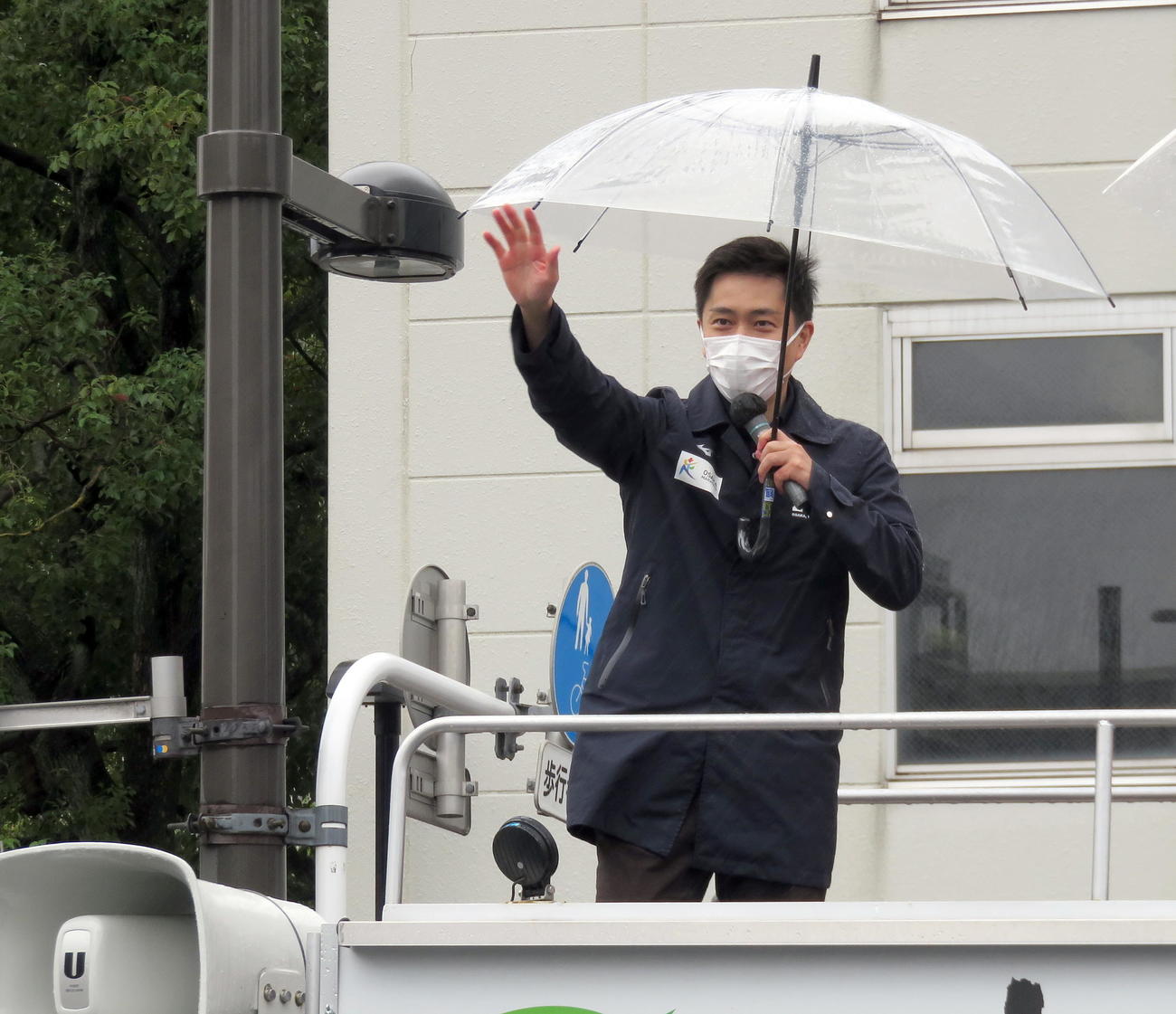 豊洲駅付近での街頭演説で有権者に手を振る日本維新の会副代表を務める大阪府の吉村洋文知事（撮影・鎌田直秀）