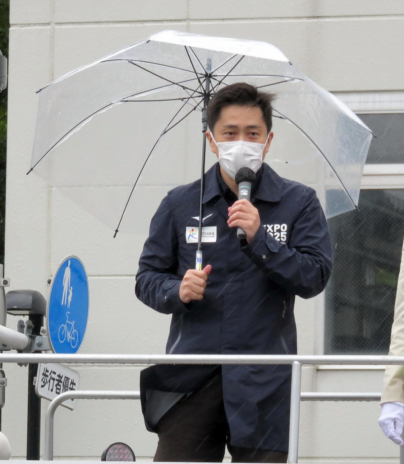 強い雨と風の中、豊洲駅付近で街頭演説を行う日本維新の会副代表を務める大阪府の吉村洋文知事（撮影・鎌田直秀）