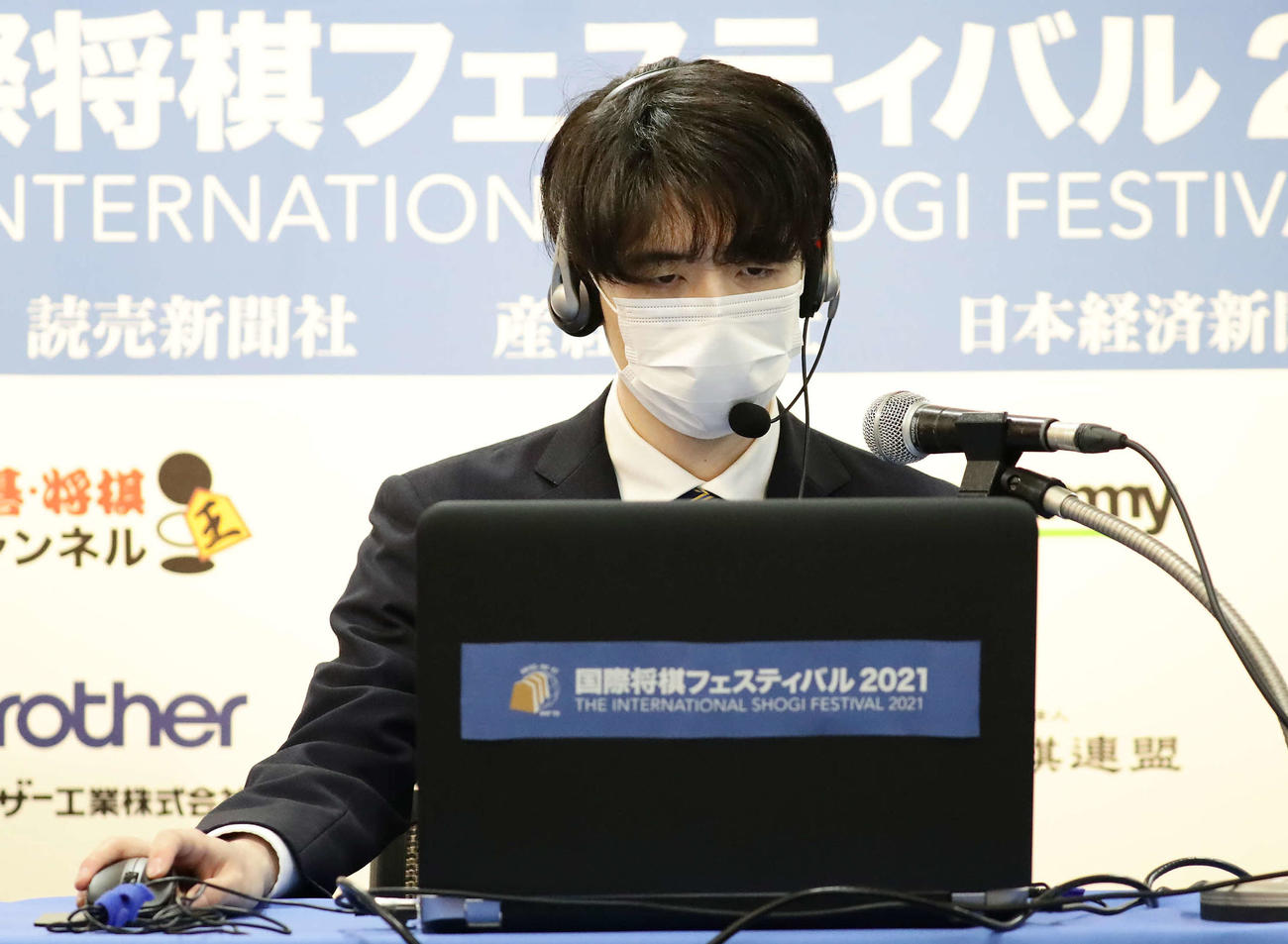 オンライン対局をする藤井聡太3冠（撮影・丹羽敏通）