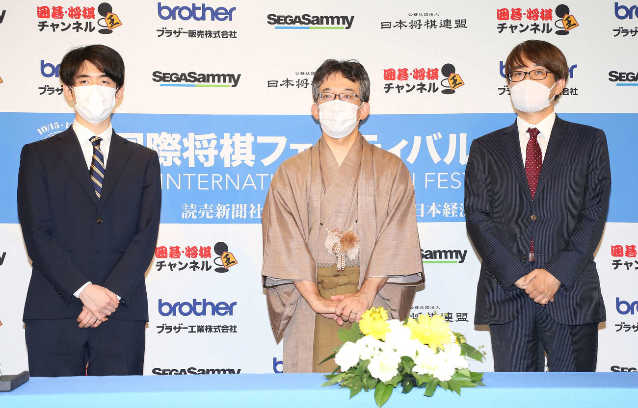 記者会見を終えて写真に納まる、左から藤井聡太3冠、日本将棋連盟の佐藤康光会長、羽生善治9段（撮影・丹羽敏通）