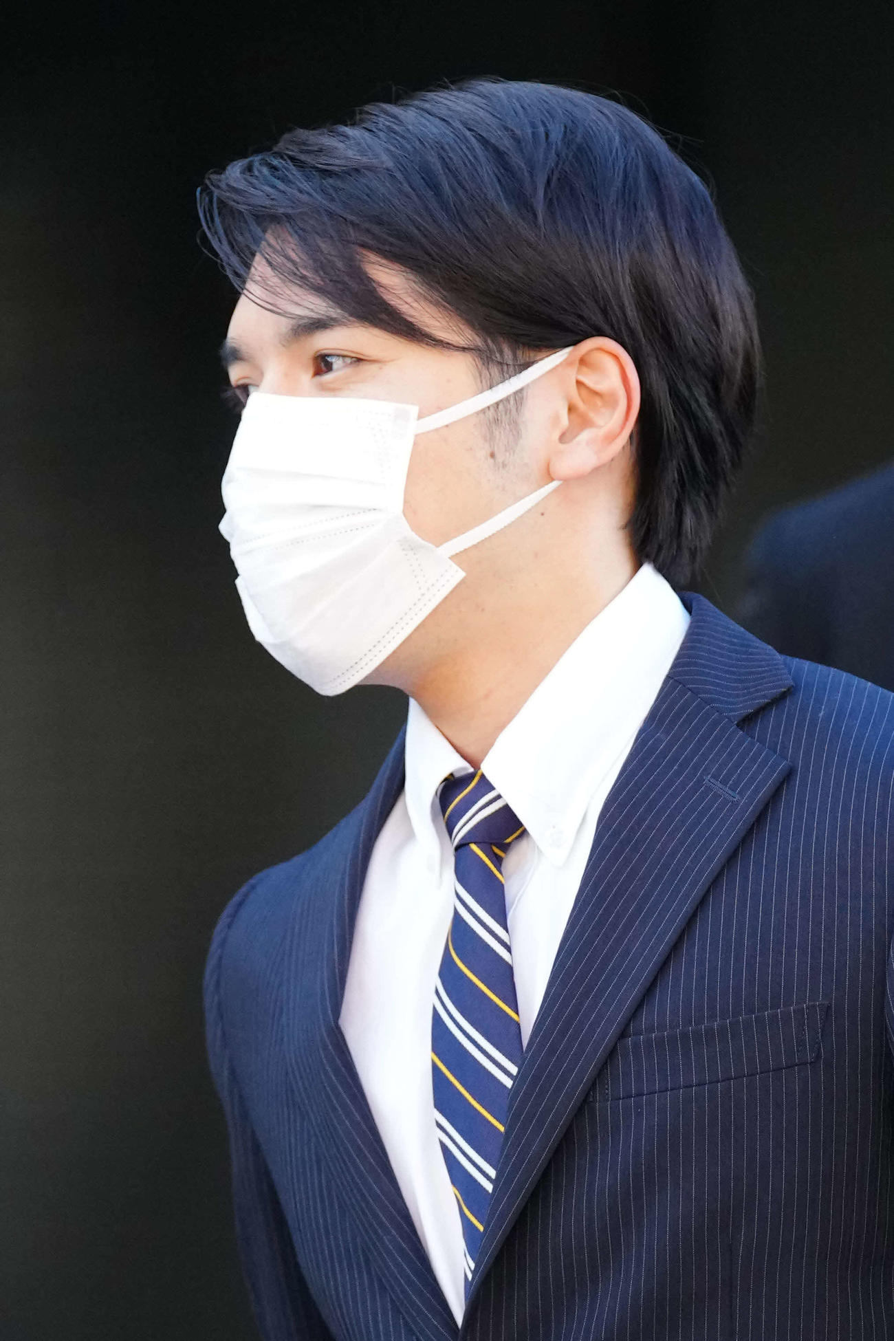 赤坂御用地へ向かうため自宅マンションを出る小室圭さん（代表撮影）