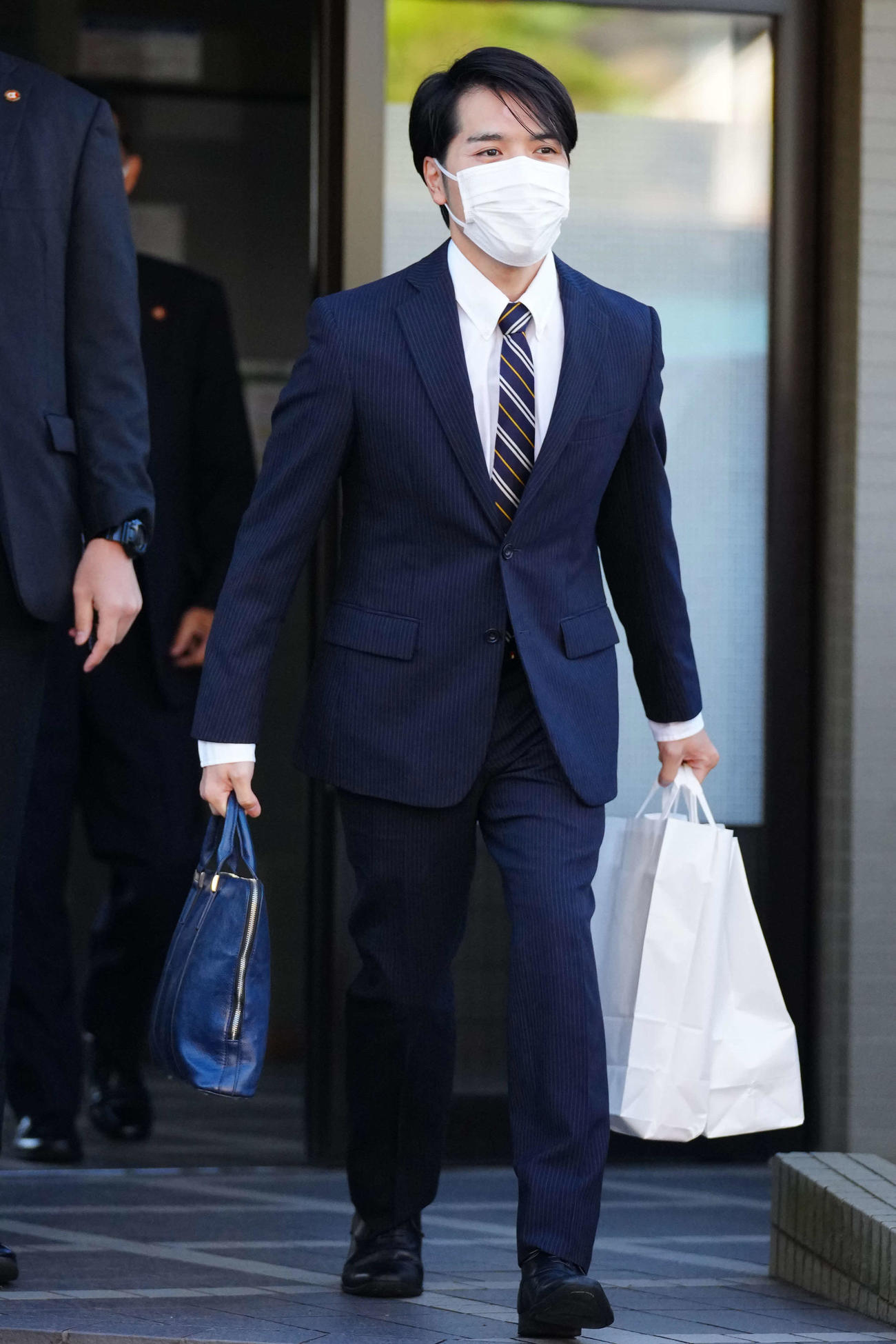 赤坂御用地へ向かうため自宅マンションを出る小室圭さん（代表撮影）