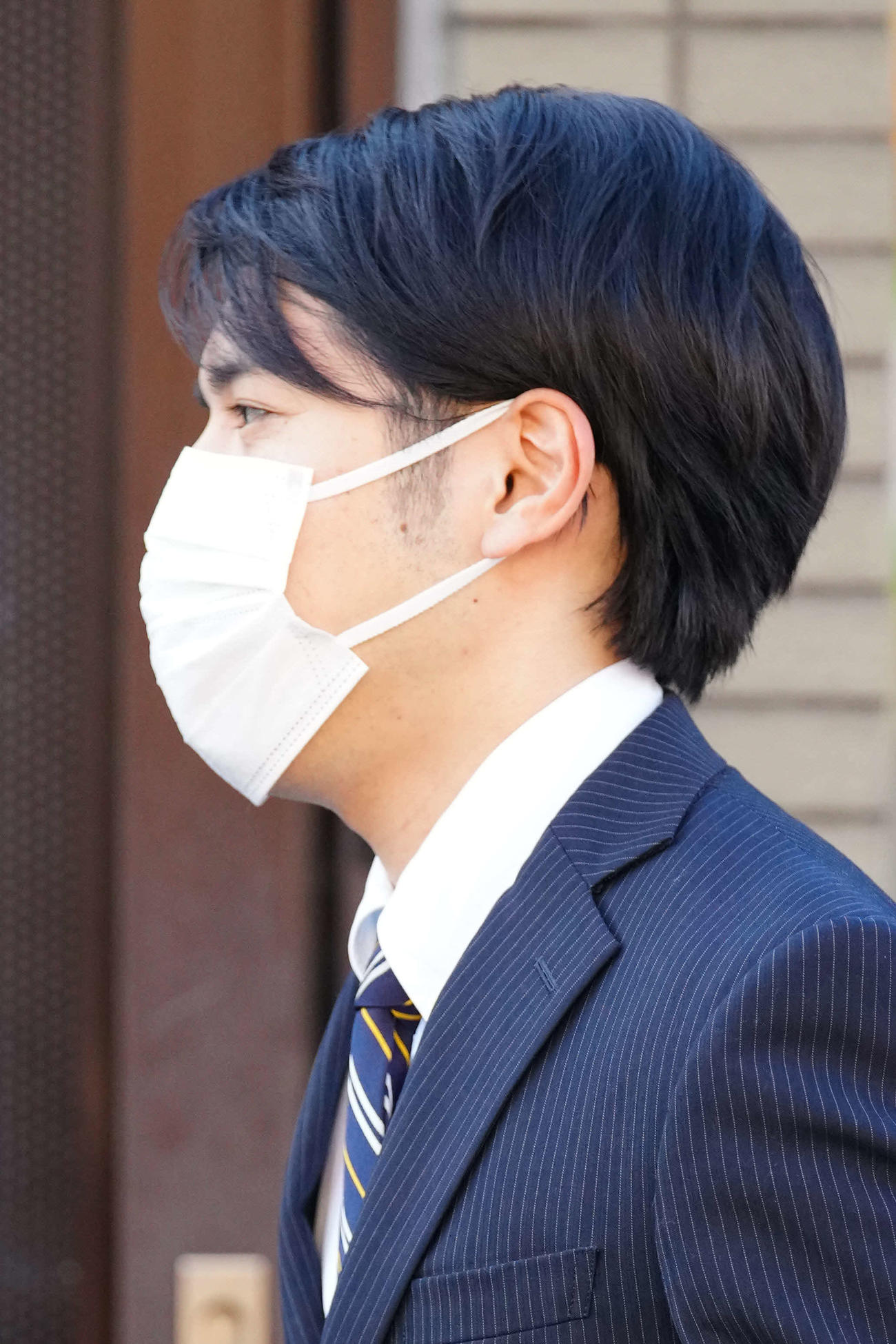 赤坂御用地へ向かうため自宅マンションを出る小室圭さん（代表撮影）