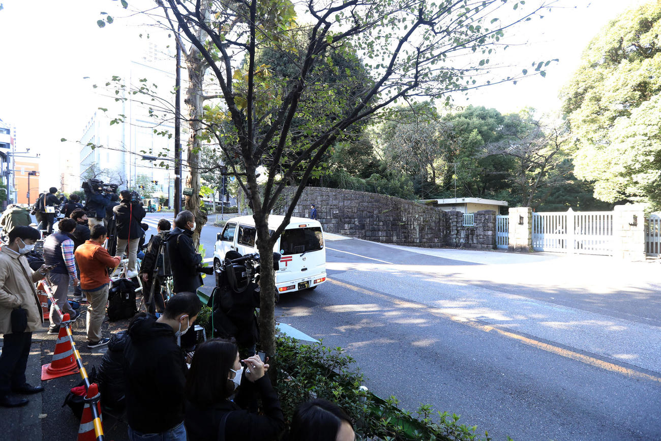 赤坂御用地の巽門で小室圭さんの到着を待つ多くの報道陣（撮影・狩俣裕三）