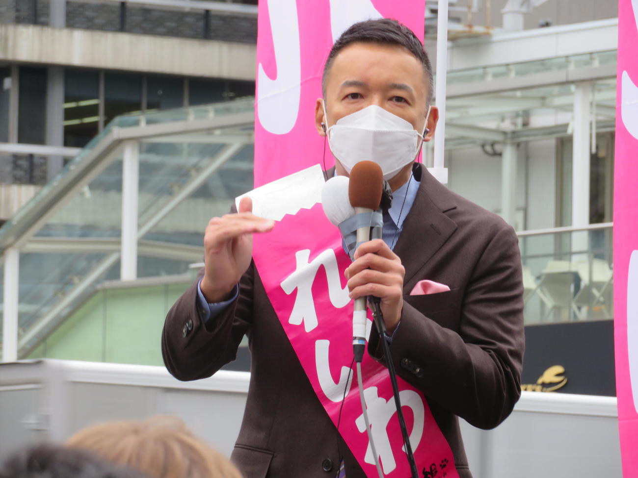 れいわ新選組の山本太郎代表は東京・新宿駅南口で第一声を発し、マスク姿で身ぶりを交えてマイクを握った（撮影・寺沢卓）