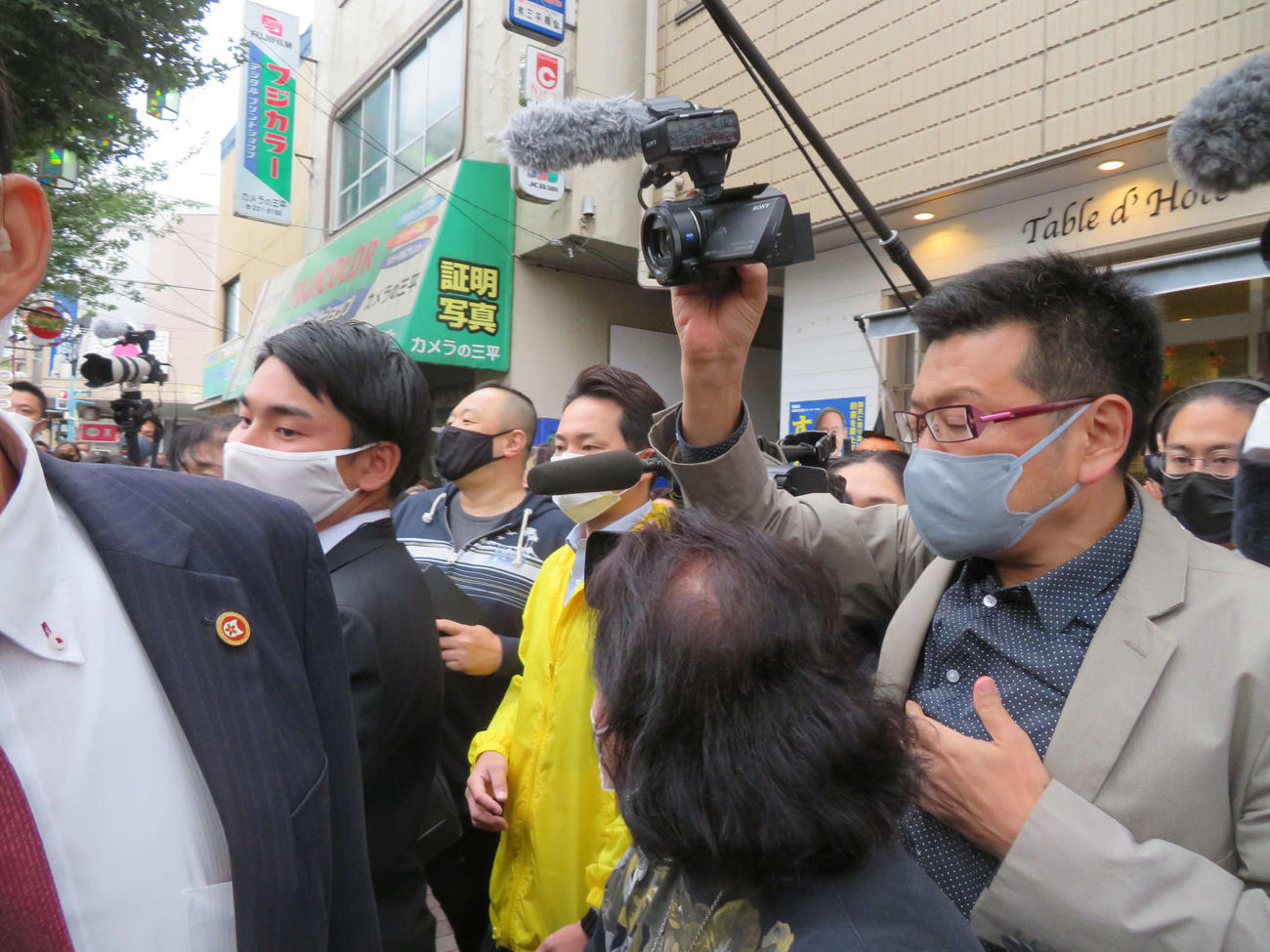 藤棚商店街で行った西区出陣式後、菅義偉前首相に直撃取材を行う内山雄人監督（右）（撮影・村上幸将）