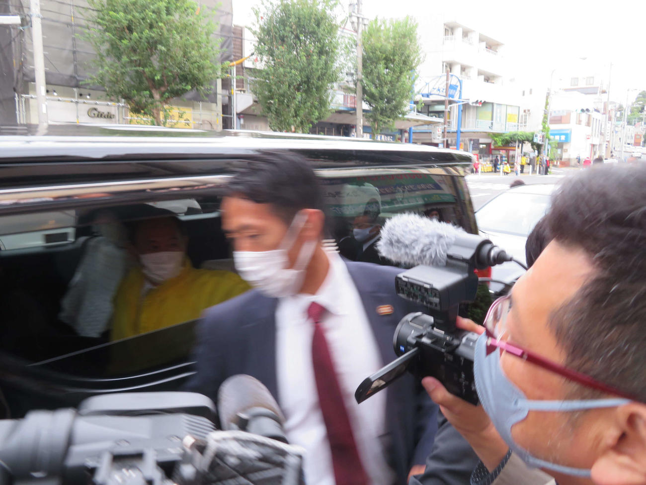 藤棚商店街で行った西区出陣式後、菅義偉前首相に直撃取材を行う内山雄人監督（右）（撮影・村上幸将）
