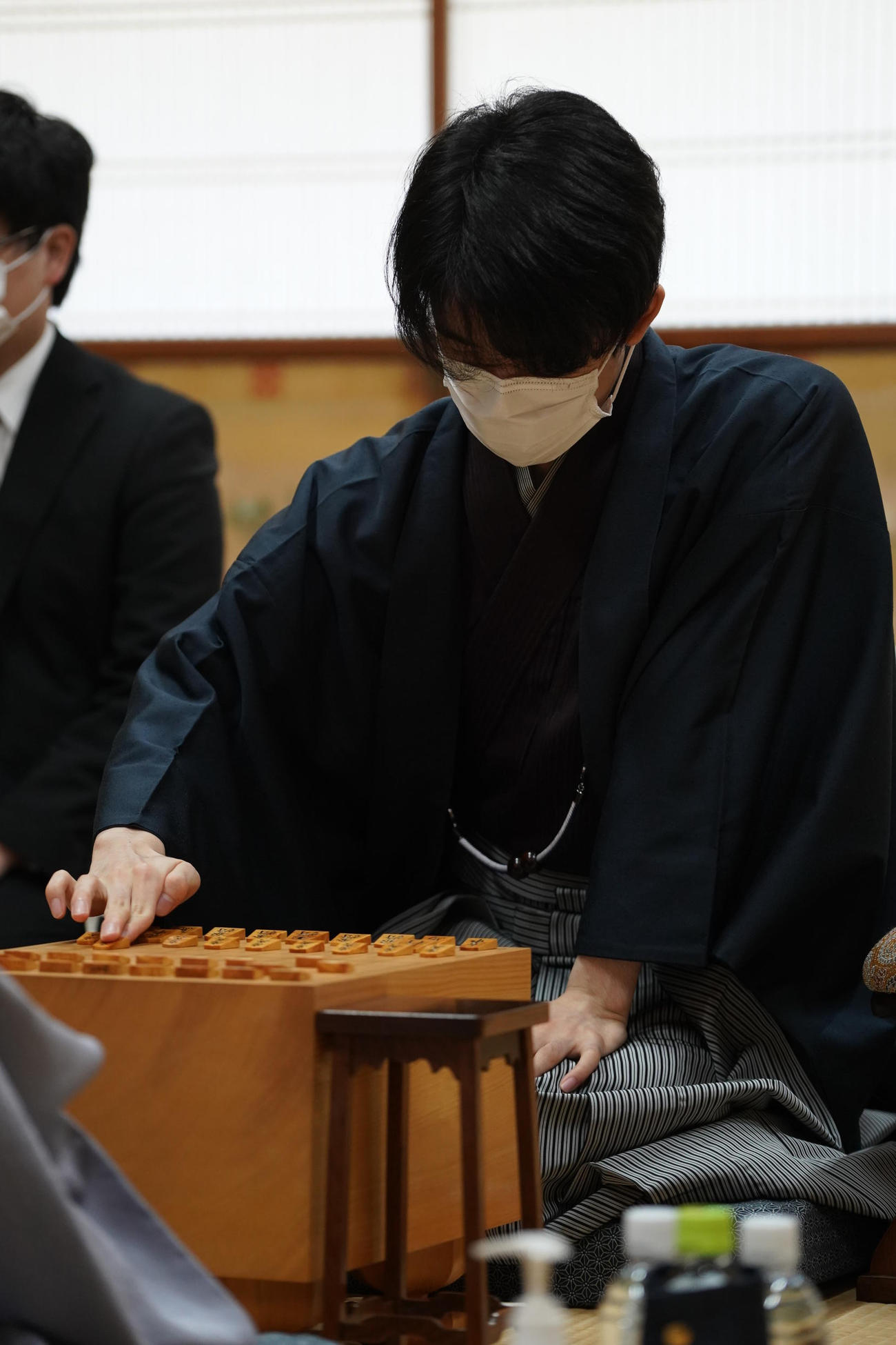 第34期竜王戦7番勝負第2局に臨んだ藤井聡太3冠（日本将棋連盟提供）