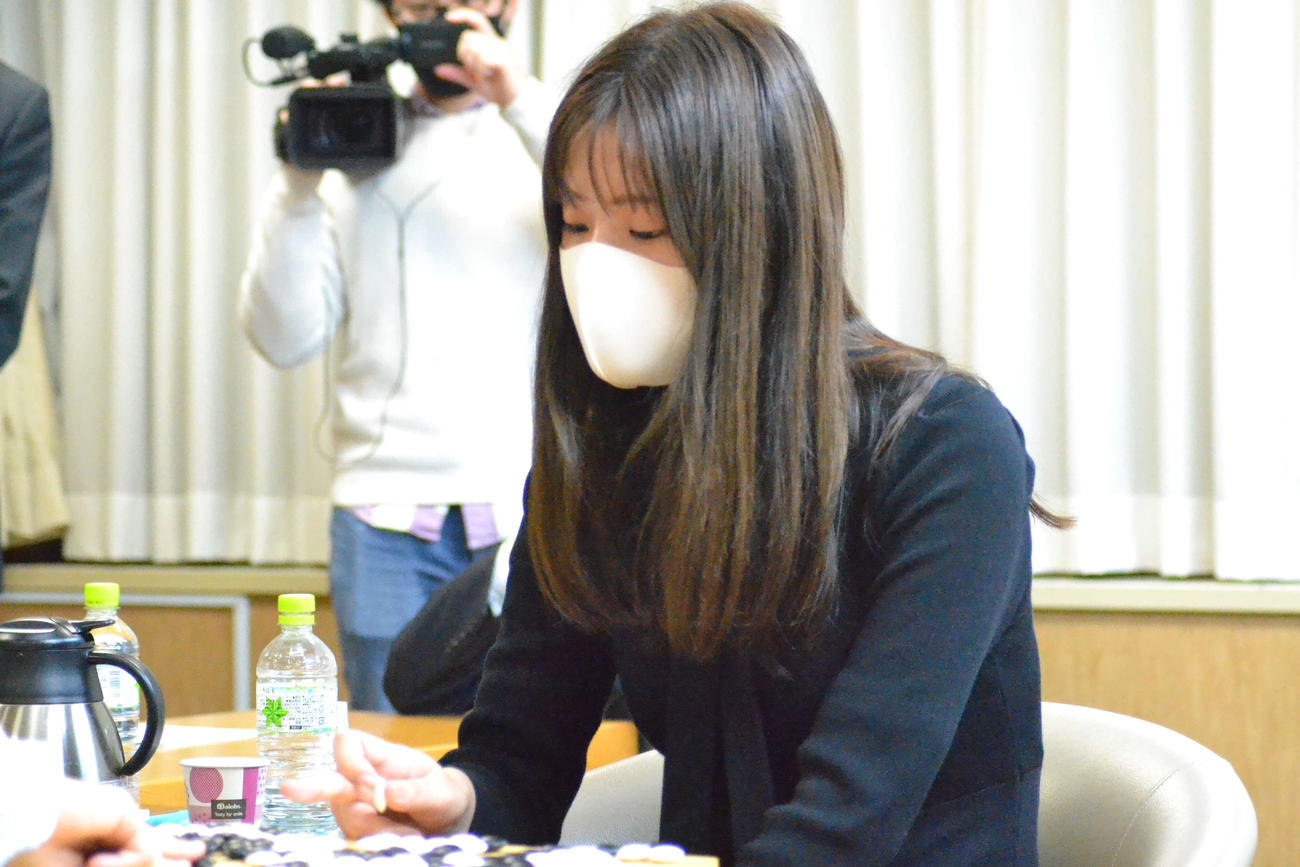 星合志保三段を3連勝で下して初防衛を果たした藤沢里菜女流本因坊