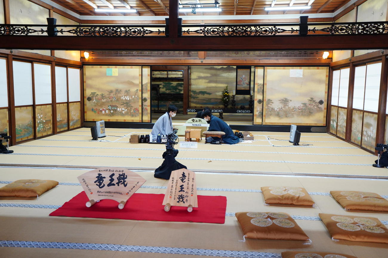 第34期竜王戦7番勝負第2局2日目に臨んだ豊島将之竜王（左）、藤井聡太3冠（日本将棋連盟提供）