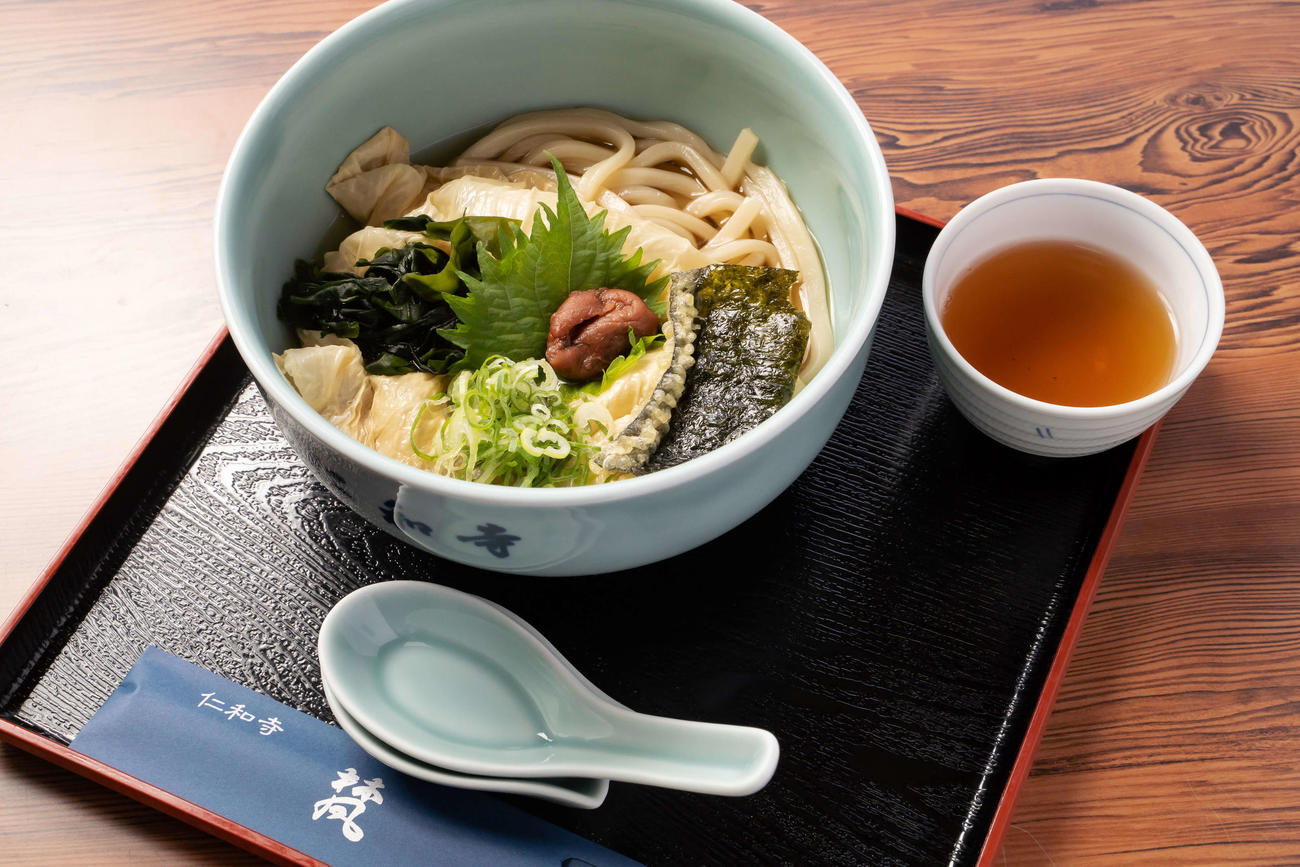 藤井聡太3冠が勝負メシに注文した「京ゆばうどん」（日本将棋連盟提供）