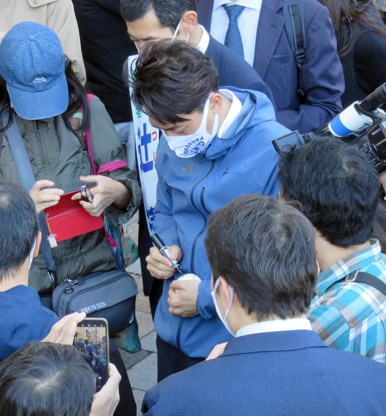 JR上野駅前での応援演説後に野球ボールにサインする自民党の小泉進次郎前環境相（撮影・鎌田直秀）