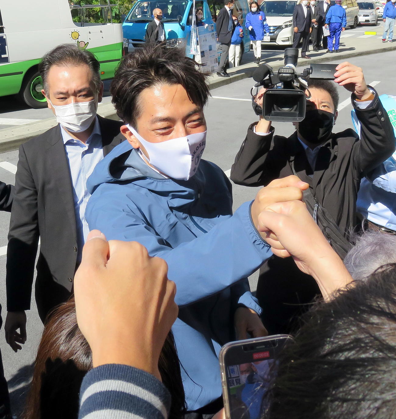 JR蒲田駅前での応援演説後に有権者らとグータッチする自民党の小泉進次郎前環境相（撮影・鎌田直秀）