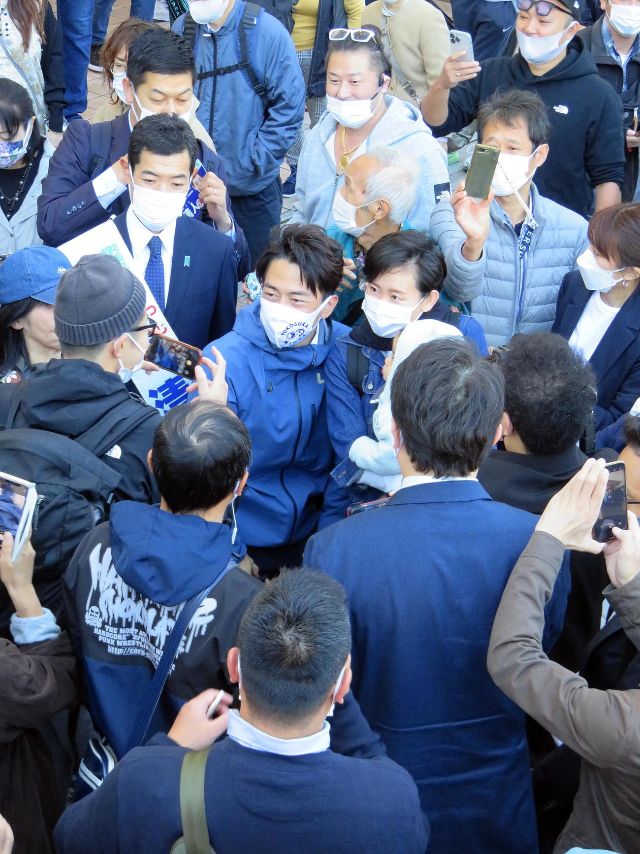 JR上野駅前での応援演説後に有権者らに囲まれる中、記念撮影に応じる自民党の小泉進次郎前環境相（撮影・鎌田直秀）
