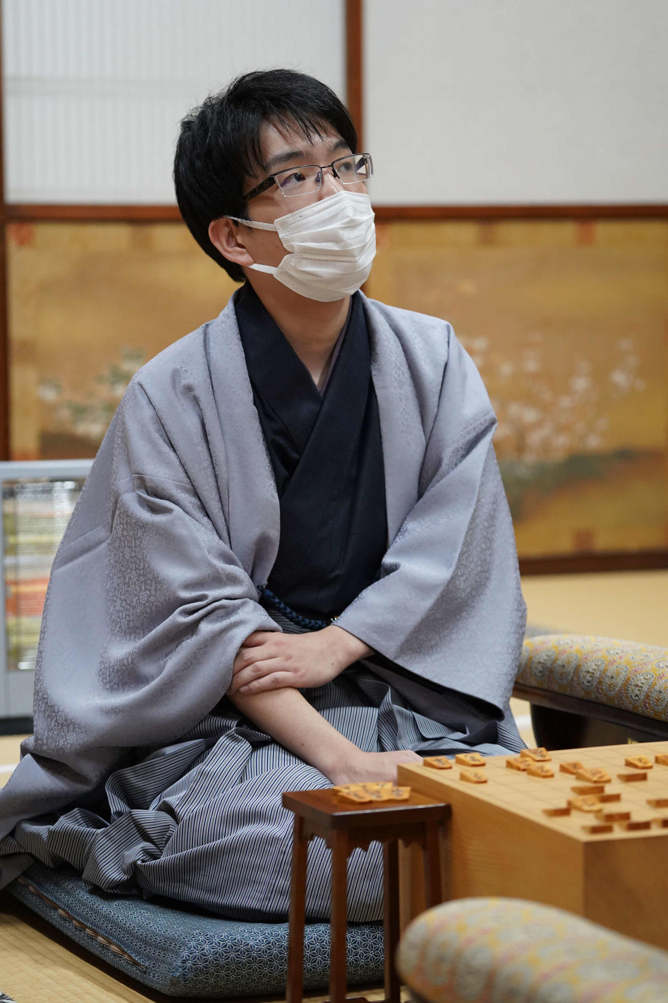 藤井聡太3冠に連敗して天を仰ぐ豊島将之竜王（日本将棋連盟提供）