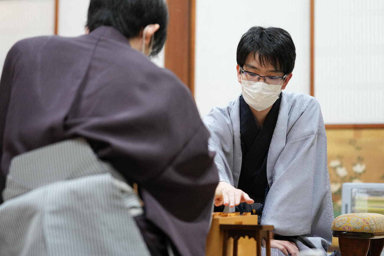 2連敗し、感想戦で対局を振り返る豊島将之竜王（右）（代表撮影）