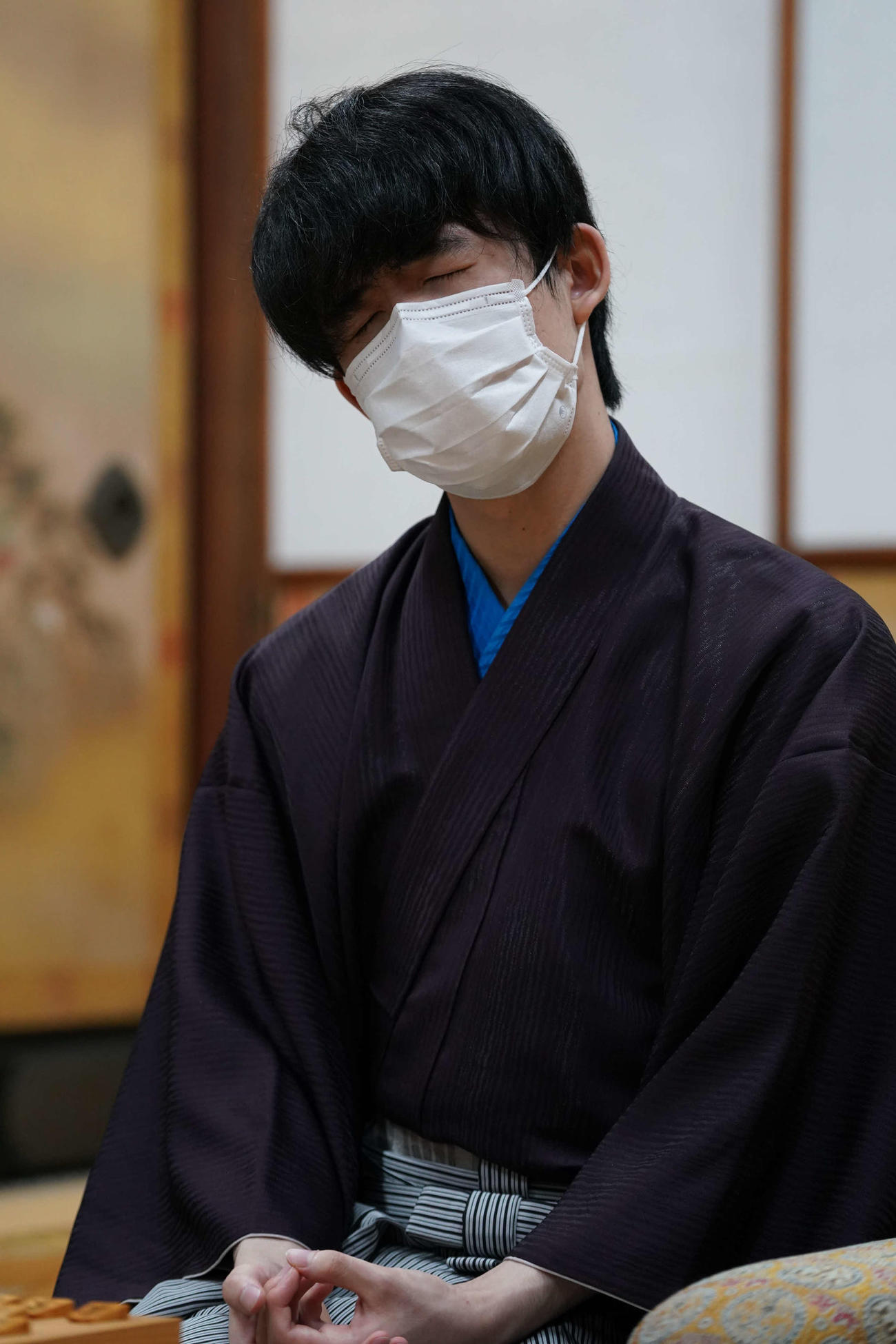 対局を振り返りながらインタビューに応じる藤井聡太3冠（日本将棋連盟提供）