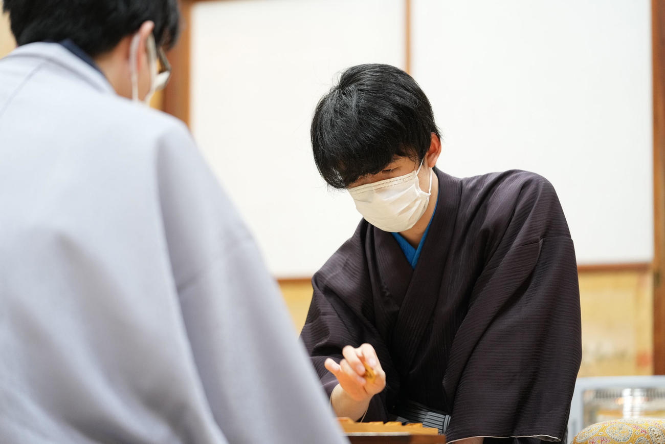 連勝し感想戦で対局を振り返る藤井聡太三冠（右）（代表撮影）