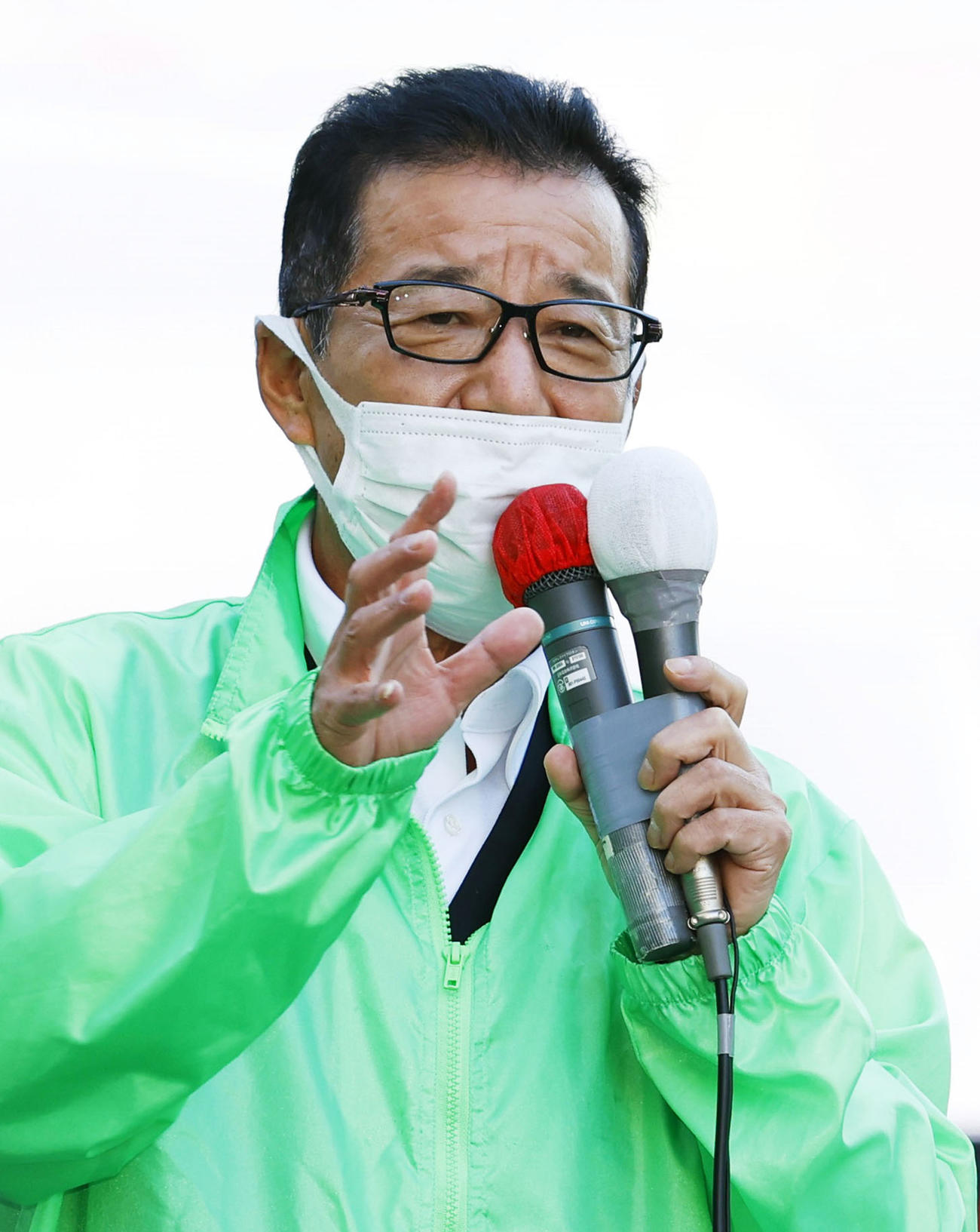 街頭演説で支持を訴える日本維新の会の松井代表（共同）