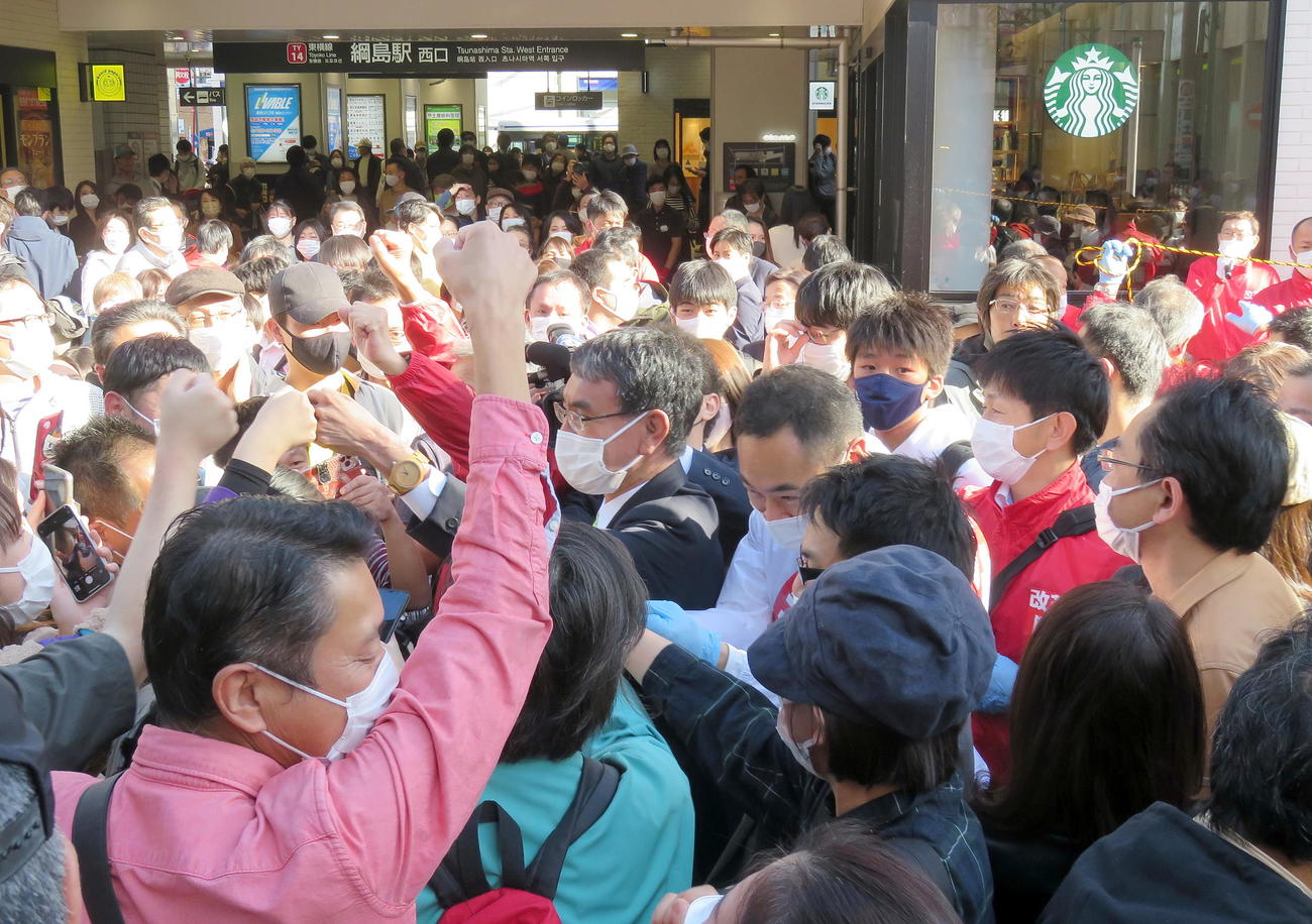 綱島駅前を練り歩く自民党の河野太郎広報本部長（中央）（撮影・鎌田直秀）