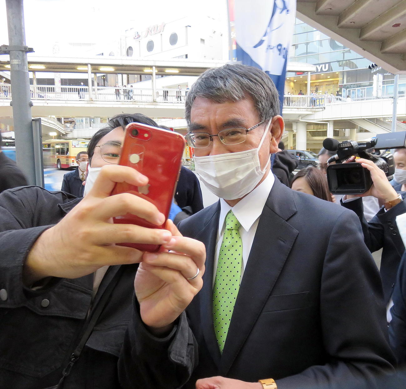 町田駅前を練り歩きながら自撮り2ショット撮影に応じる自民党の河野太郎広報本部長（右）（撮影・鎌田直秀）