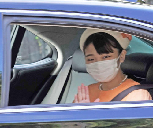 赤坂御用地を出発された秋篠宮家の長女眞子さま（撮影・沢田直人）