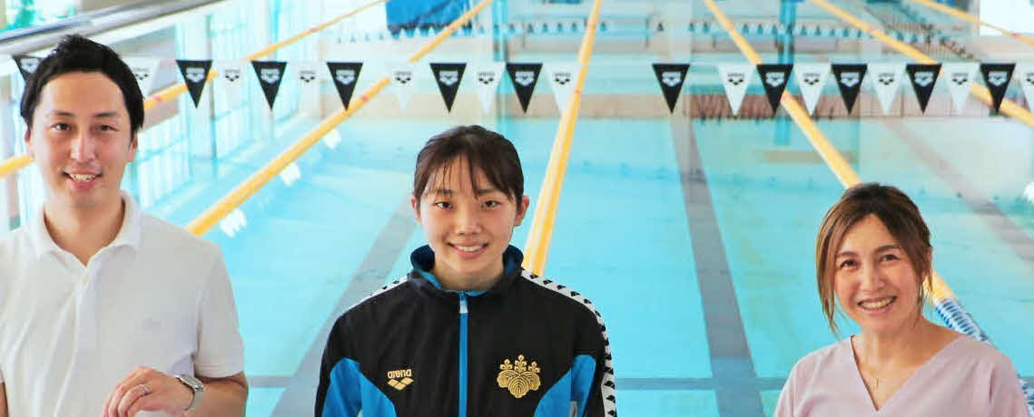 銚子電力の支援する女子競泳の飯塚千遥（中央）。左が銚子電力伊東孝之社長、右が提唱者の加藤友里恵さん