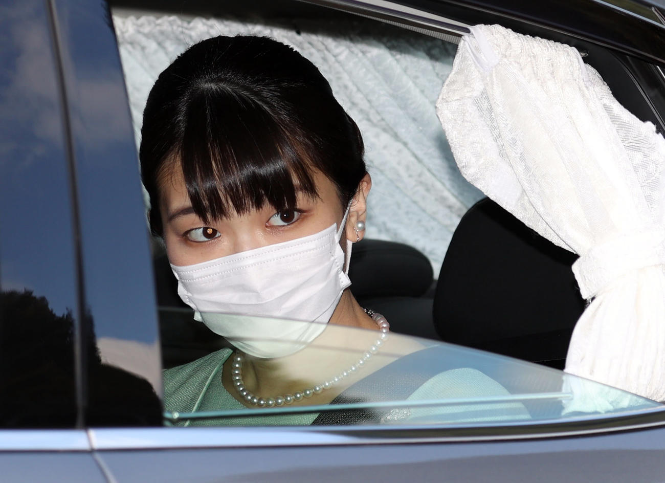 赤坂御用地を出発する眞子さま＝午前10時3分すぎ（撮影・狩俣裕三）