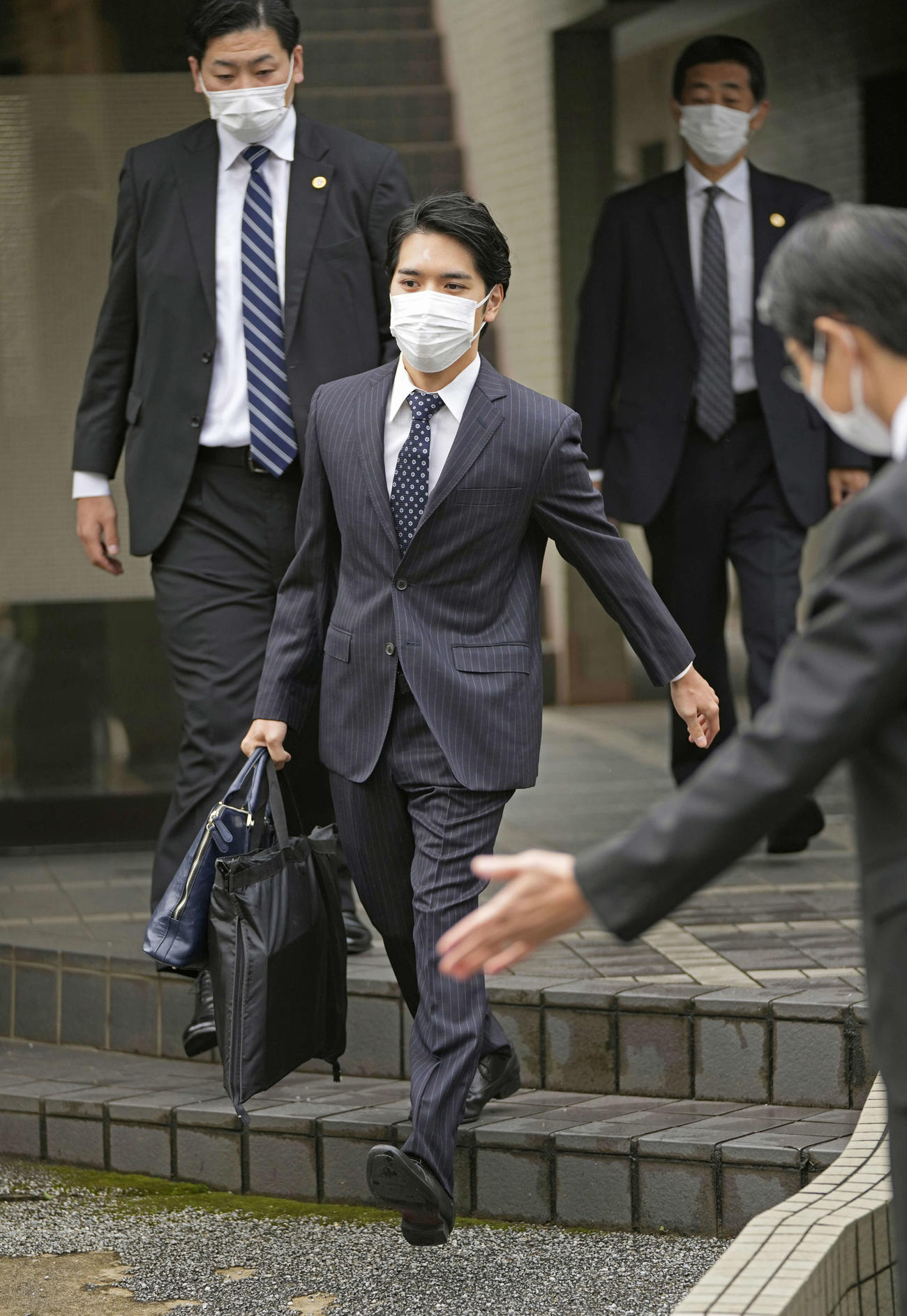 横浜市の実家マンションを出る小室圭さん（代表撮影）