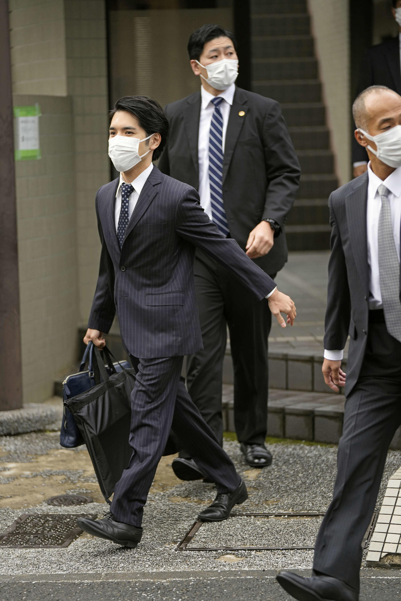 横浜市の実家マンションを出る小室圭さん（代表撮影）