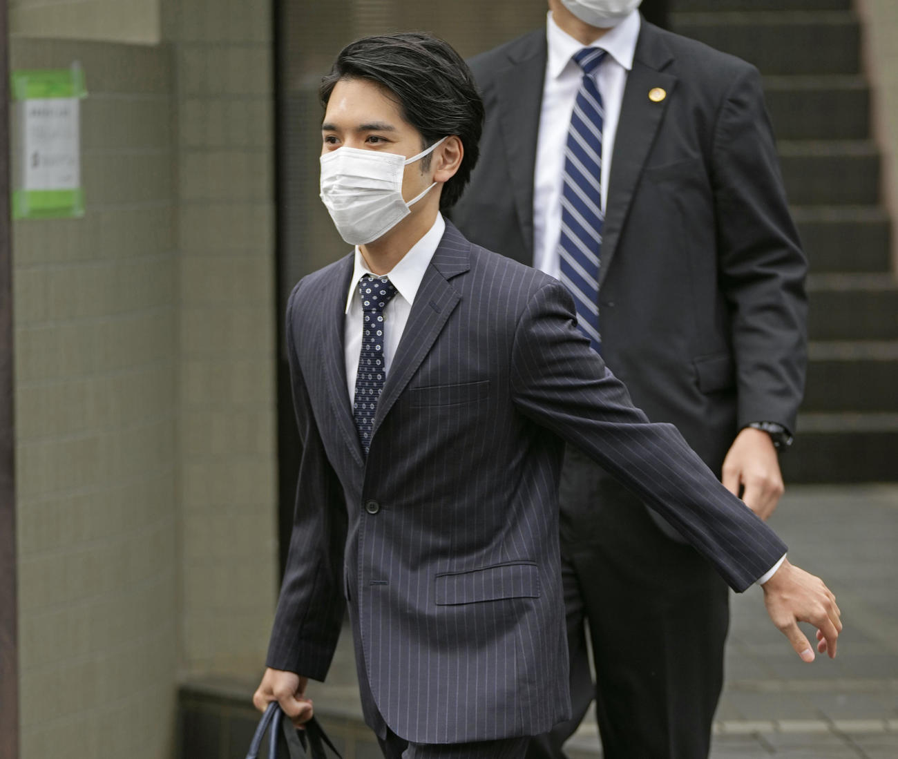 横浜市の実家マンションを出る小室圭さん（代表撮影）