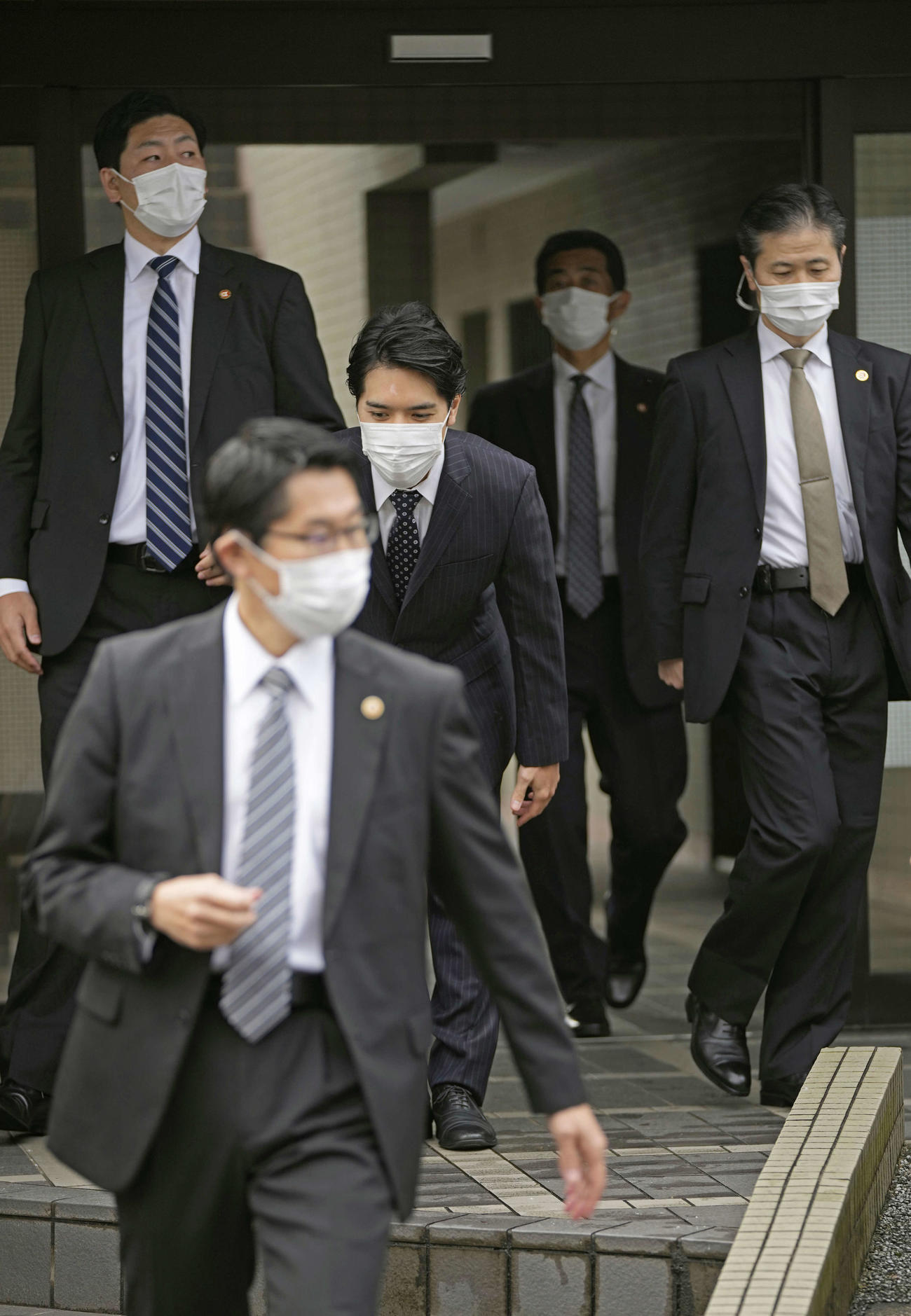 横浜市の実家マンションを出る際に一礼する小室圭さん（代表撮影）