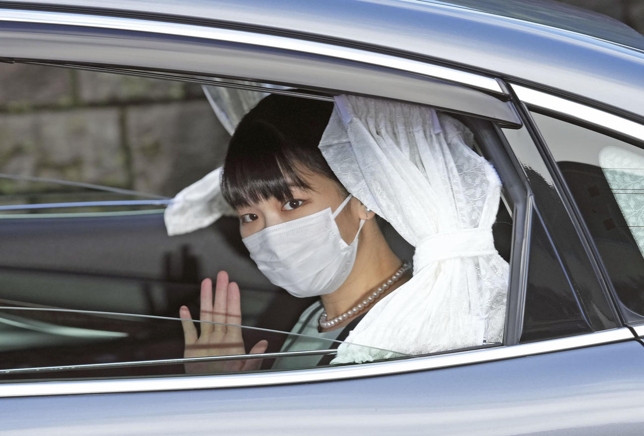 赤坂御用地を出発される眞子さま（共同）