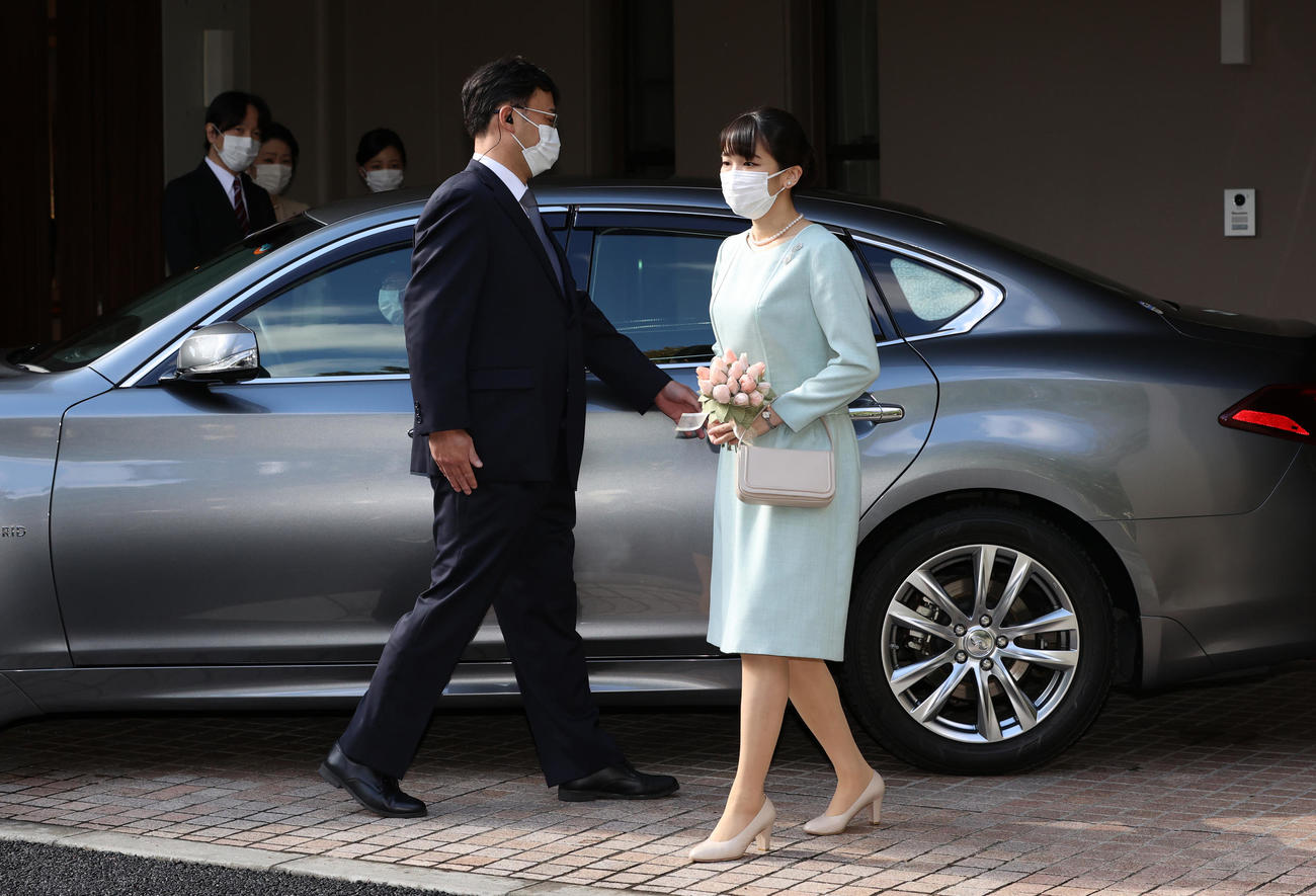 赤坂御用地にあるお住まいの宮邸を出発される秋篠宮ご夫妻の長女、眞子さま。秋篠宮ご夫妻と次女の佳子さまが見送られた（代表撮影）