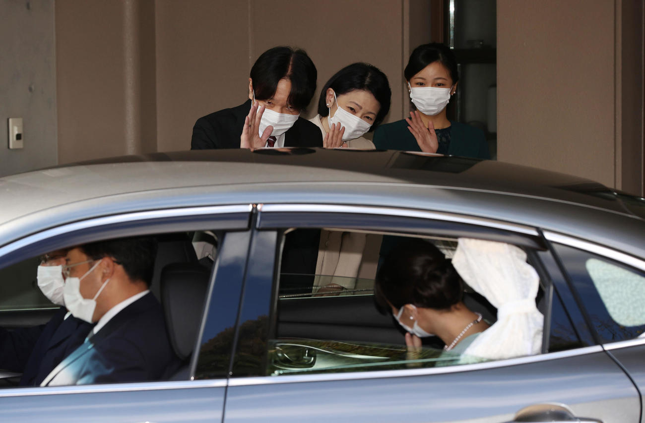 赤坂御用地にあるお住まいの宮邸を出発される眞子さま。秋篠宮ご夫妻と次女の佳子さまが見送られた（代表撮影）