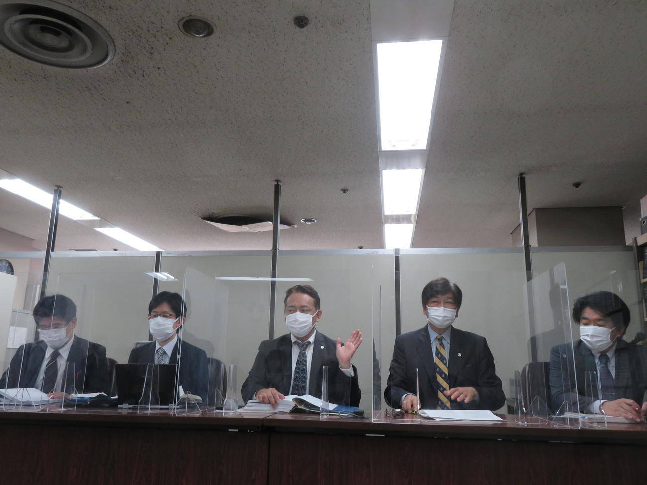 第1回控訴審後、会見を開いた映画「宮本から君へ」の四宮隆史弁護士（中央）ら弁護団（撮影・村上幸将）