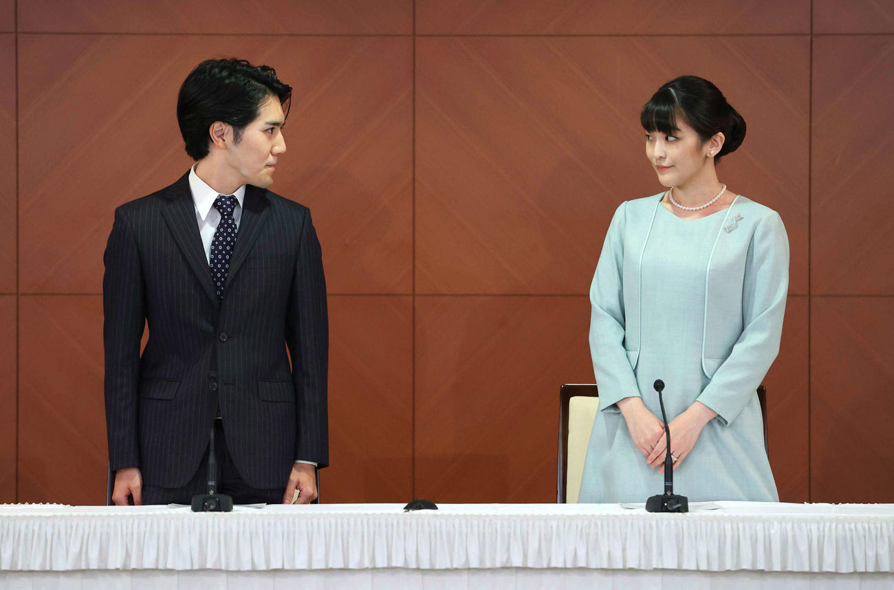 結婚し、記者会見に臨む小室圭さんと眞子さん（代表撮影）