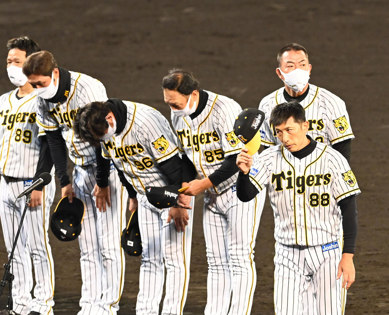 リーグ最終戦を終え、ファンにあいさつする阪神矢野監督（撮影・前岡正明）