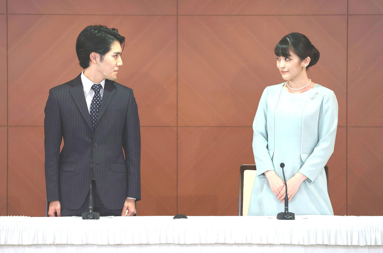 結婚し、記者会見に臨む小室圭さんと眞子さん（代表撮影）