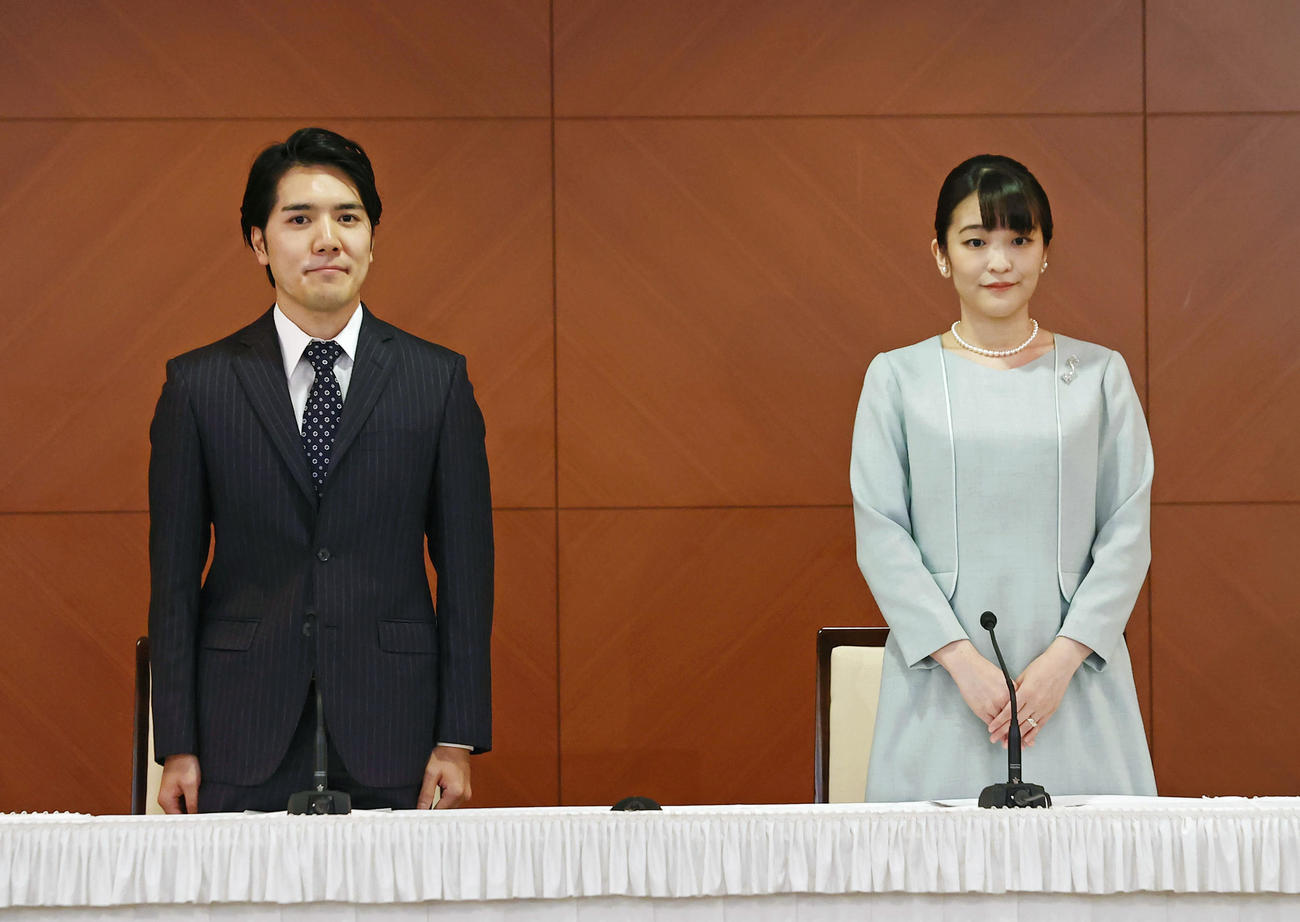 結婚の記者会見が終わり、あいさつする小室圭さんと眞子さん（2021年10月26日撮影）