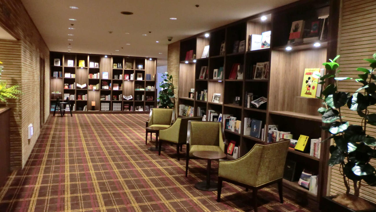 芝パークホテルの2階ホワイエに増設された書棚
