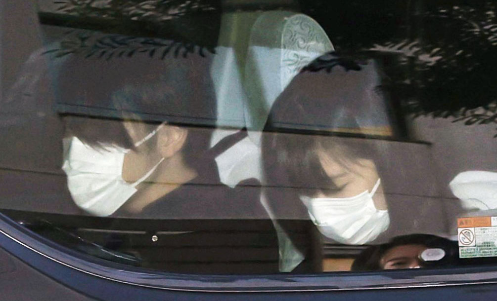 東京都品川区の鮫洲運転免許試験場に入る小室眞子さん（右）と夫の圭さん