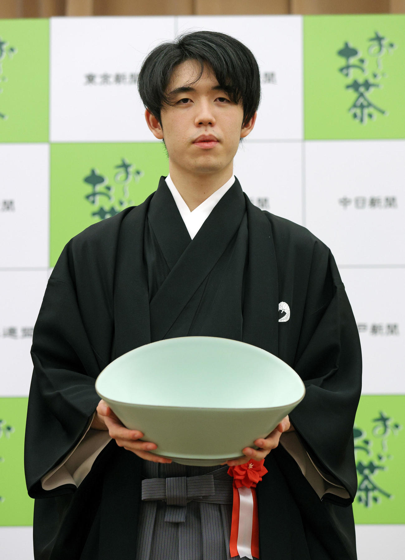 就位式を終え、記念品を手にする藤井聡太王位（代表撮影）