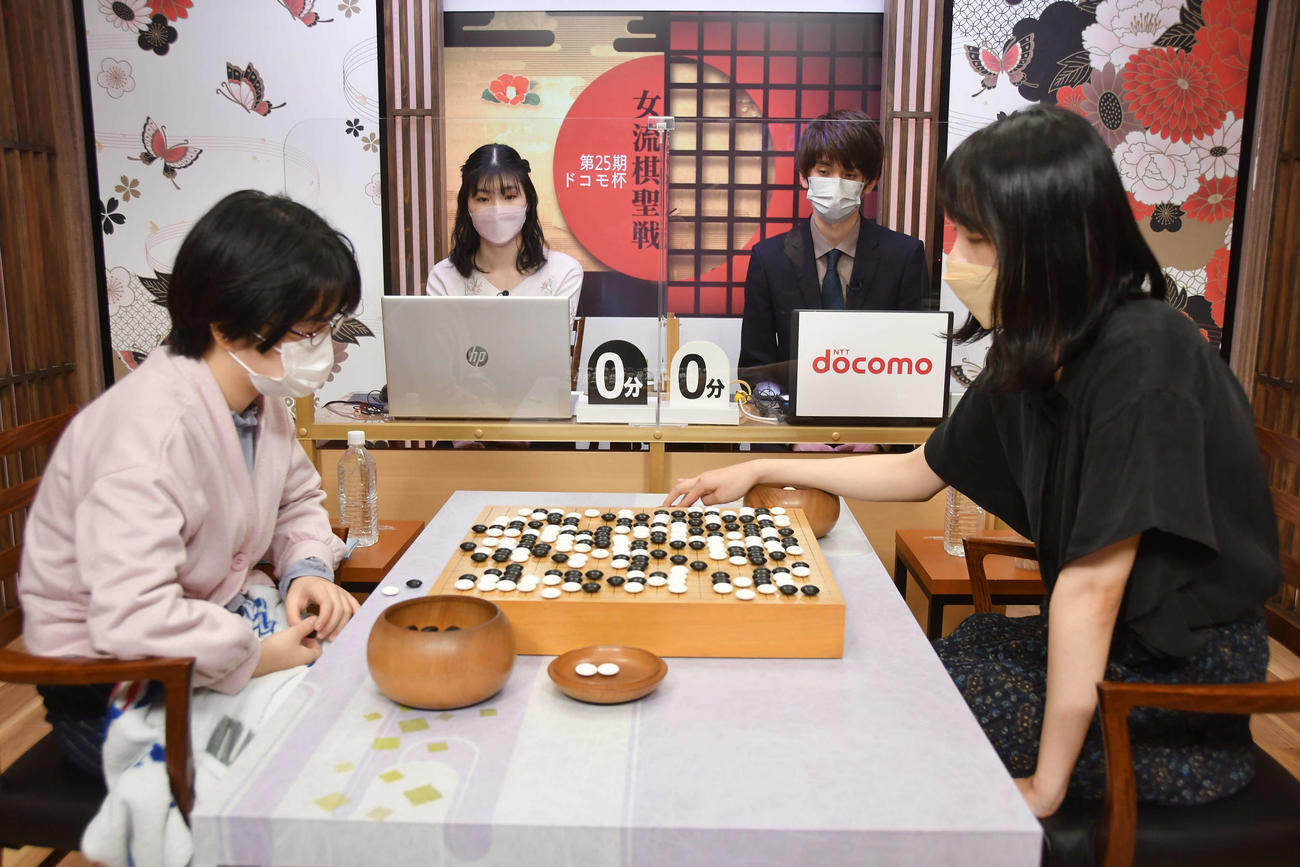 王景怡三段（右）を下して女流棋聖戦本戦1回戦を突破した仲邑菫二段（左、日本棋院提供）