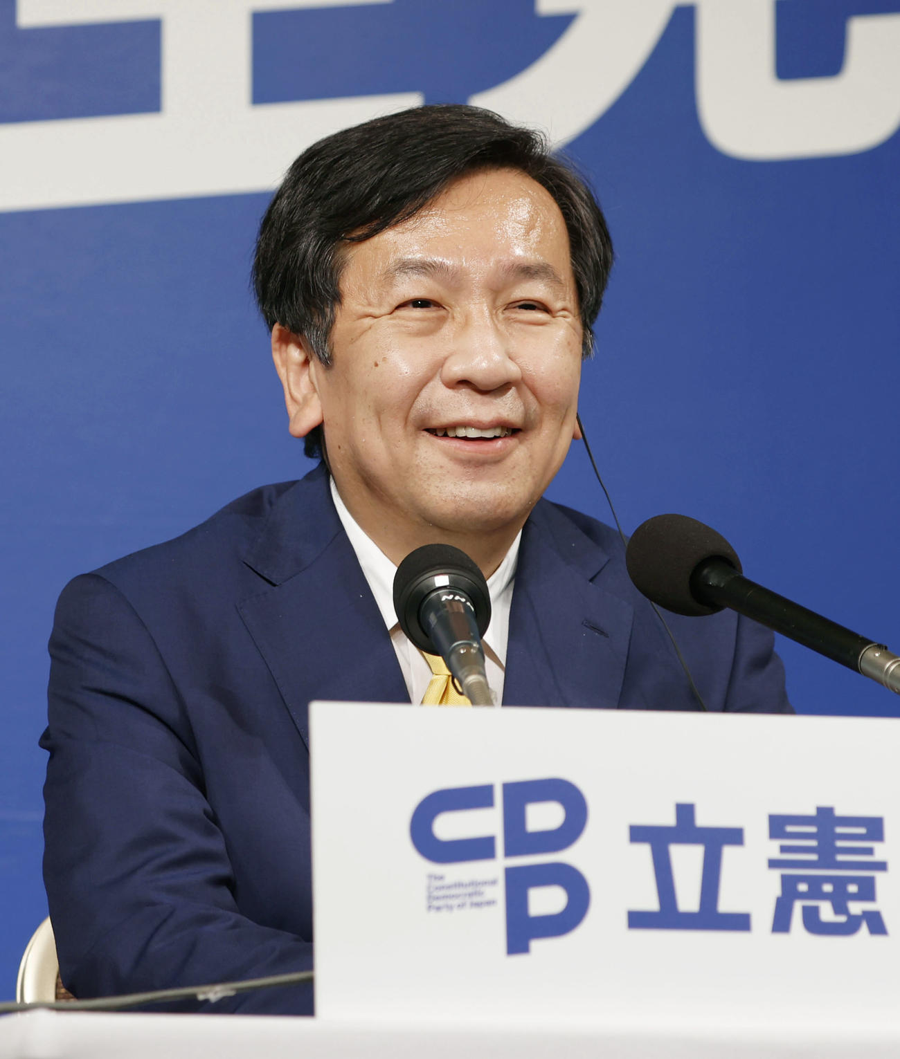 ラジオ局のインタビューに笑顔で答える立憲民主党の枝野代表（共同）