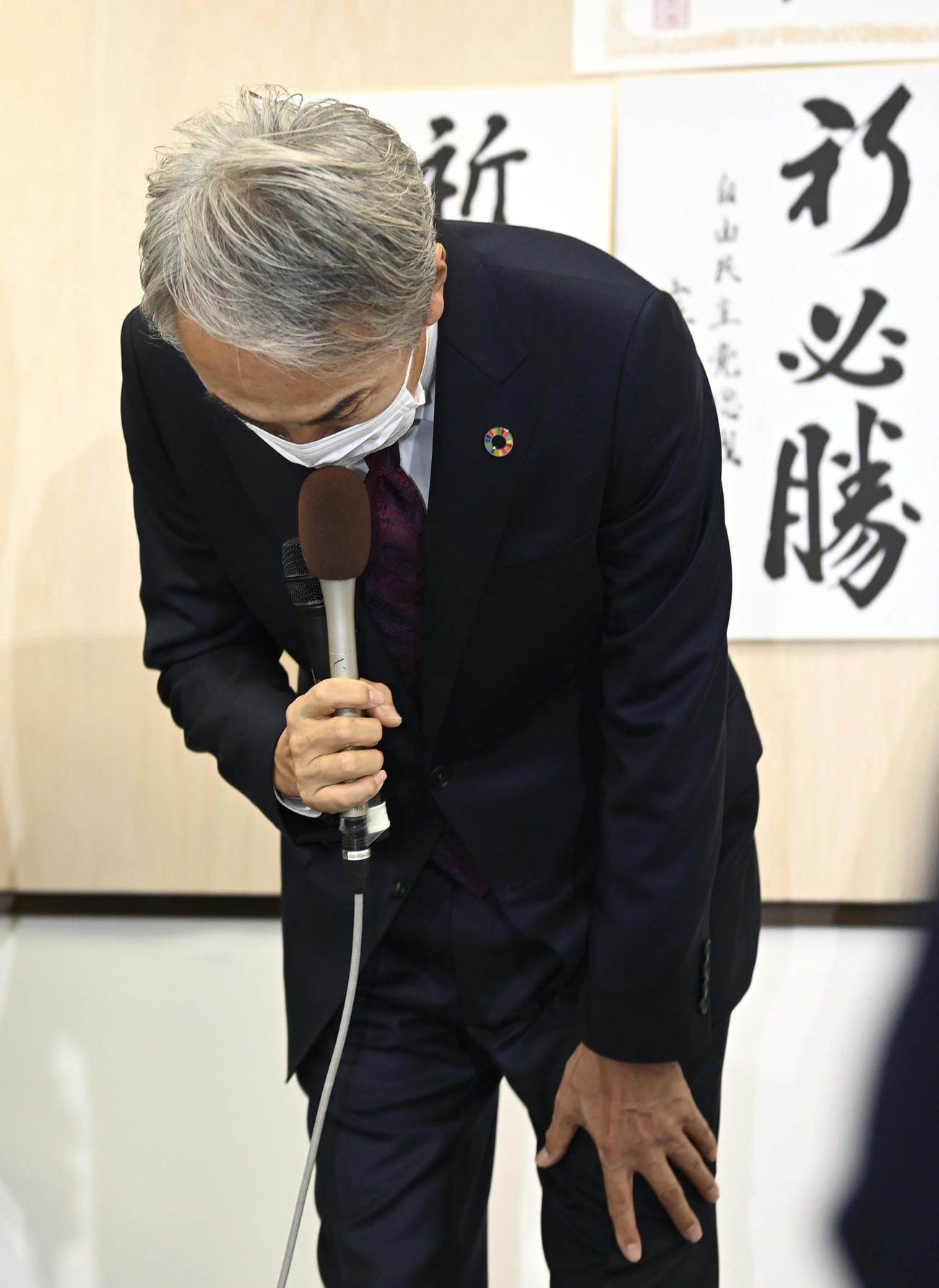 東京8区で敗北し、支持者らに頭を下げる自民党の石原伸晃元幹事長（共同）