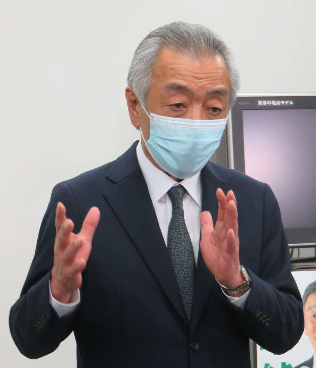 報道陣の取材に応じる松本純氏