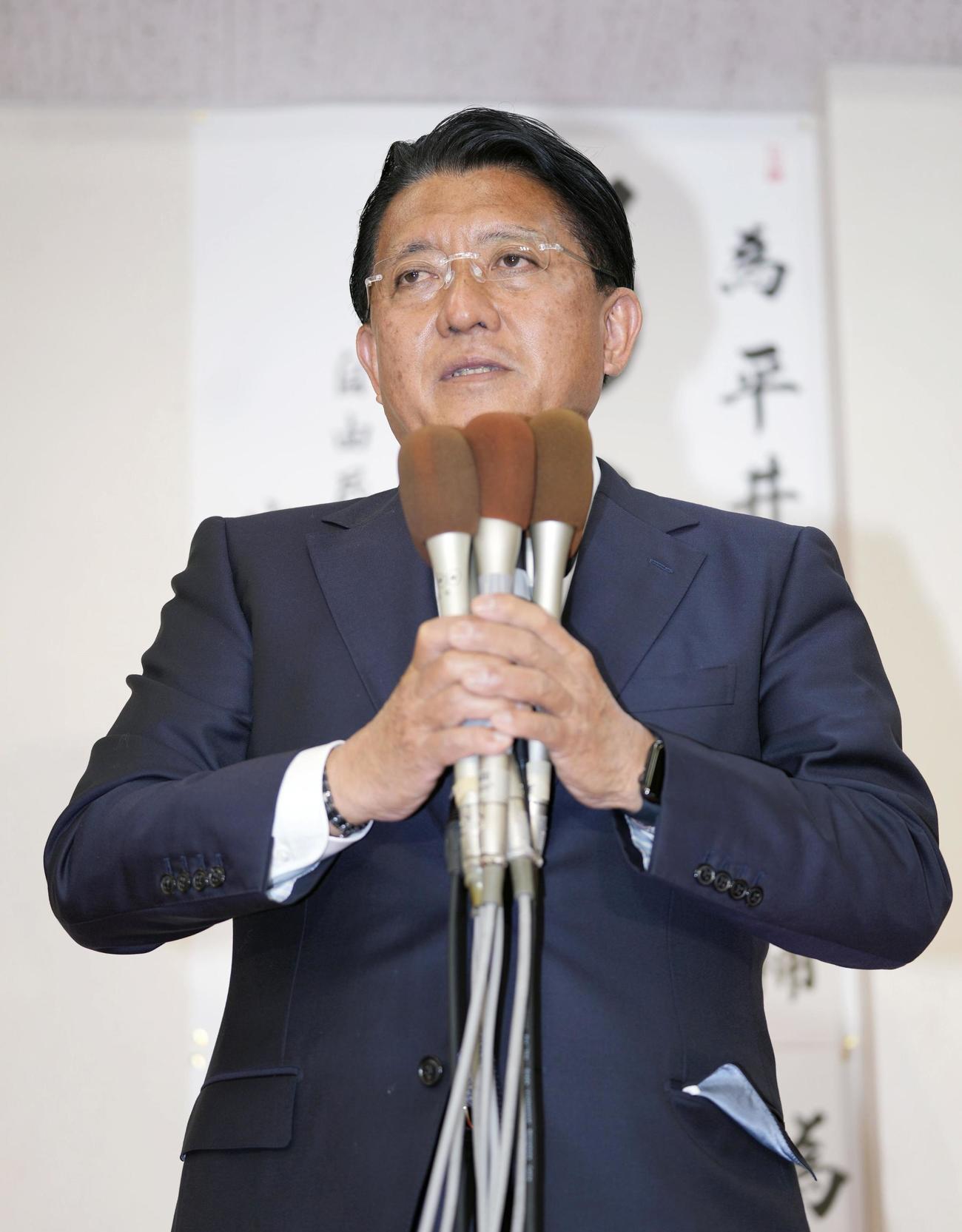 香川1区で敗北し、支持者らに敗戦の弁を語る自民党の平井前デジタル相（共同）