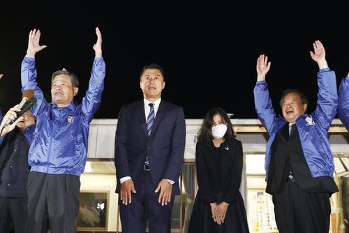 静岡5区で当選を決めた無所属の細野豪志元環境相(左から2人目)。両端は万歳で喜ぶ支援者(共同)